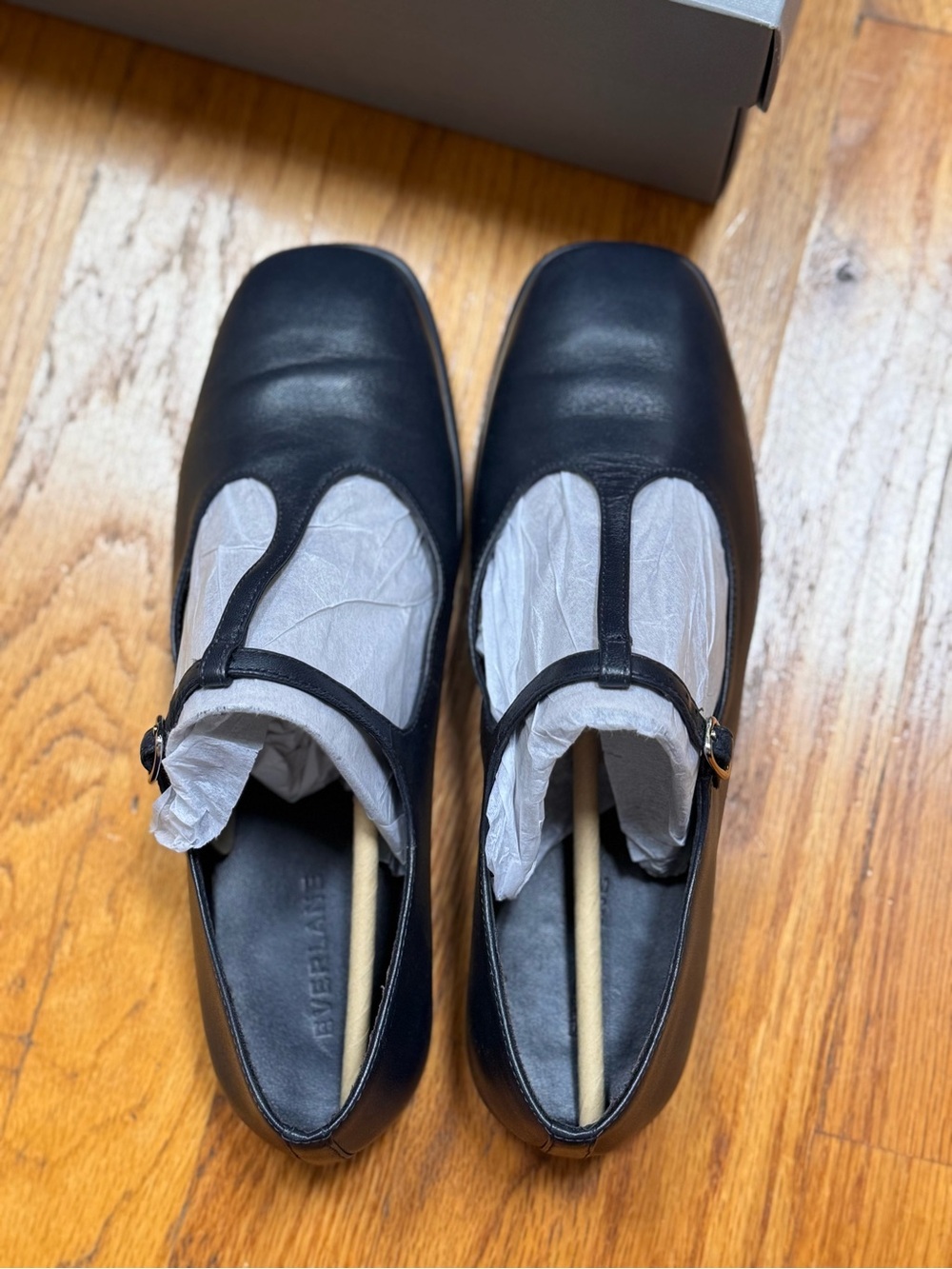 Everlane Navy Leather T-Strap Flat, 8.5 - Picture 7 of 9